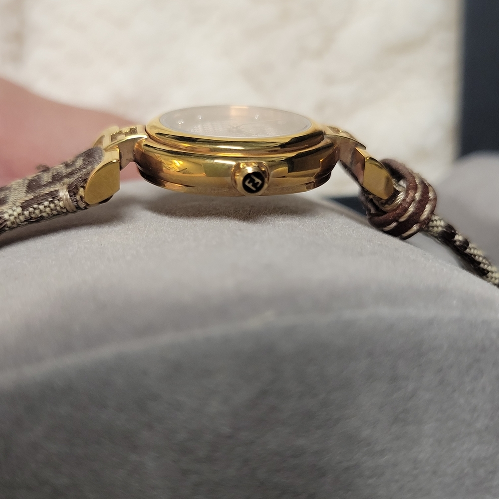 Fendi Orologi 2700L Leather Strap Watch - Picture 15 of 15
